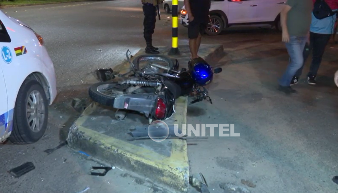 Santa Cruz: Violento accidente entre una vagoneta y un motociclista en la doble vía a La Guardia