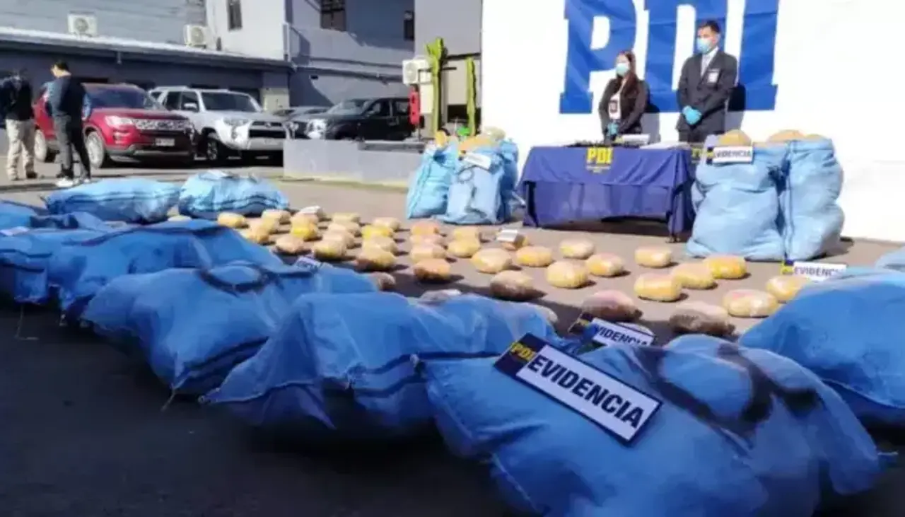 Boliviano es detenido con 861 kilos de droga y un fusil de guerra en operativo en Chile