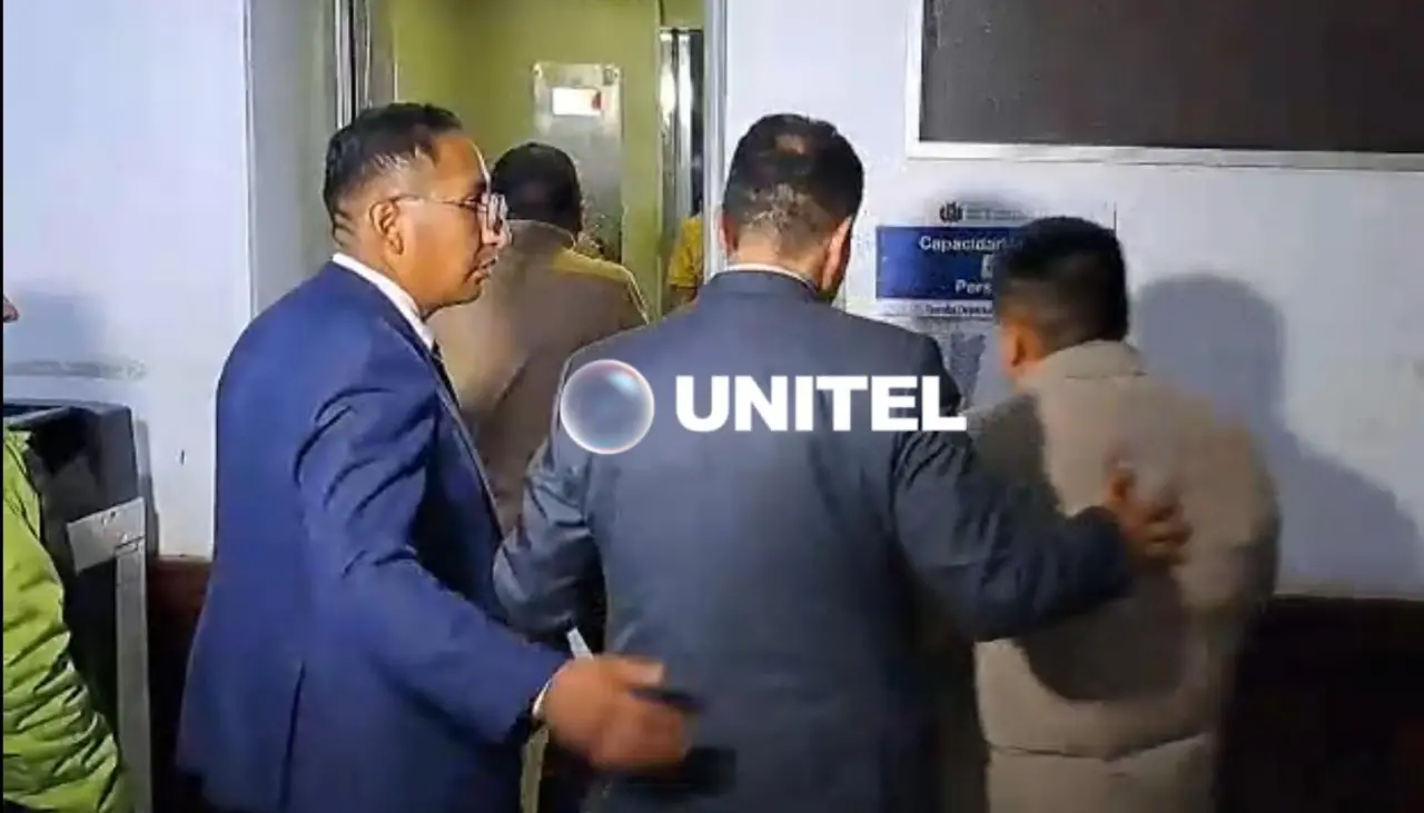 Aprehenden a tres acusados de ofertar prótesis cardíacas de la CNS hasta en Bs 12 mil, reporta la Policía 