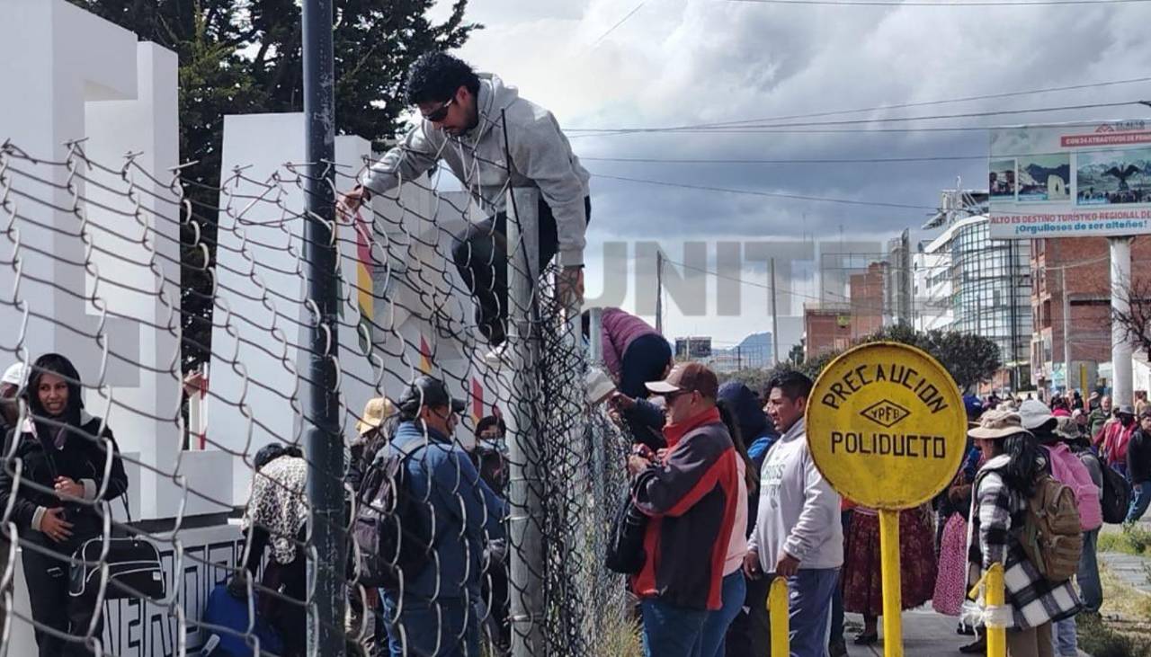 Tras escenas de tensión, levantan la protesta del ingreso del aeropuerto de El Alto; las operaciones son regulares