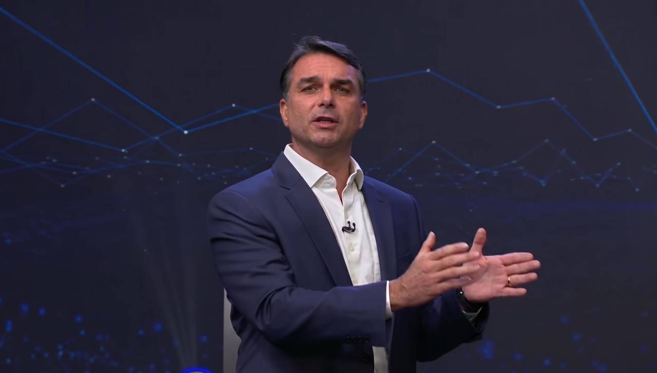 Bolsonaro dice que a diferencia de Lula no será indulgente con criminales del PCC y Comando Vermelho