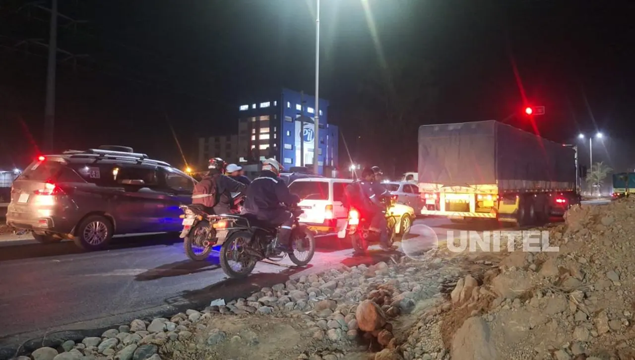 Vecinos levantan bloqueo en la ruta Santa Cruz – Warnes tras compromiso de obra