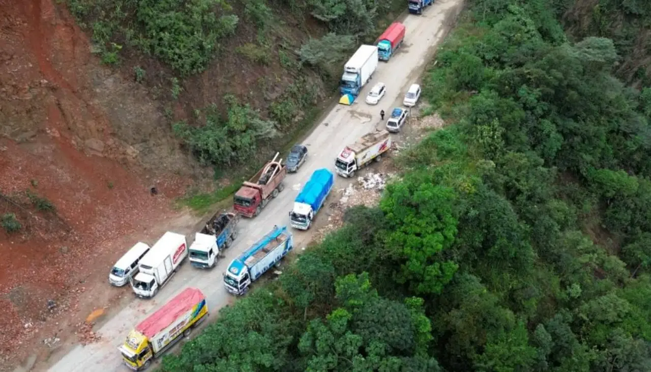 Bloqueos en los Yungas dejan varados a camiones con alimentos; temen que los productos se echen a perder