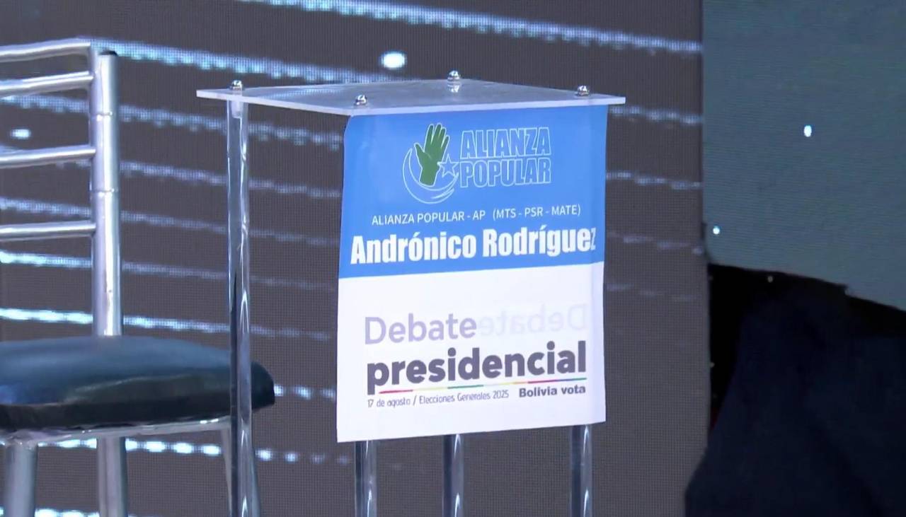 Rodrigo Paz le pregunta al atril vacío de Andrónico Rodríguez en el segundo debate del TSE