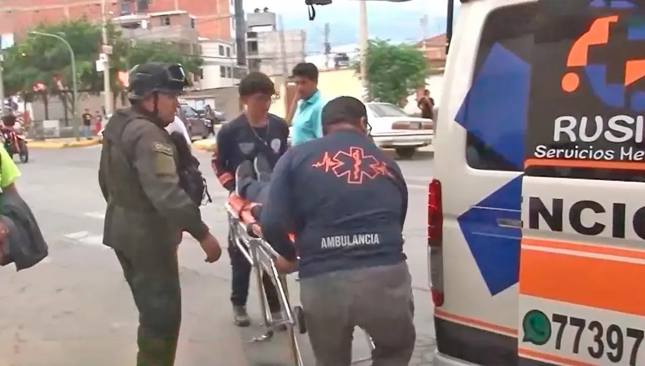 Adolescente sufre una lesión en la cabeza tras ser atropellado por un minibús cuando intentaba cruzar la calle