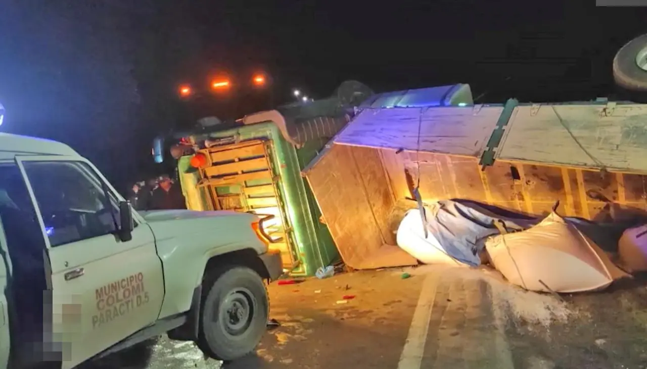 Choque entre un camión y un automóvil deja un saldo de una fallecida y cuatro heridos