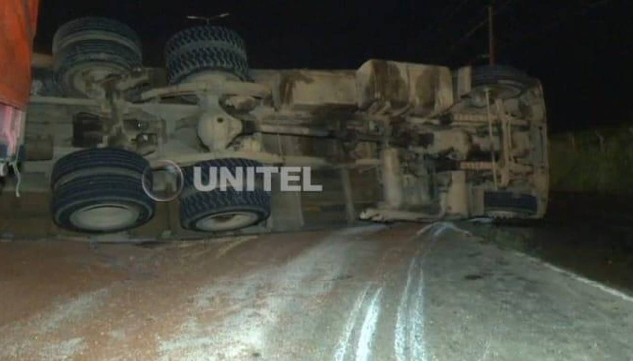 Camión impactó contra un protector vial y volcó; la carga se expandió en la carretera al norte
