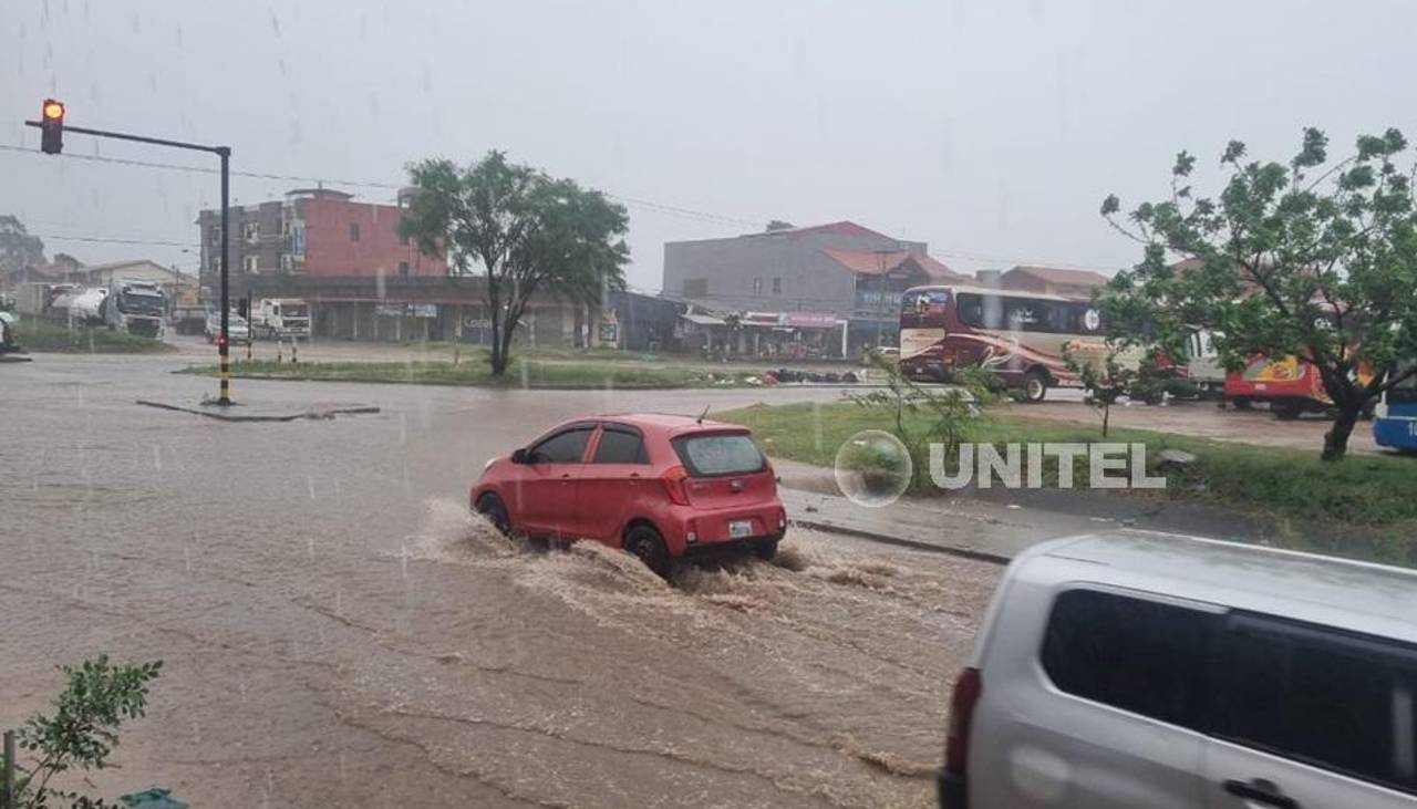 Intensa lluvia en la capital cruceña anega calles y sorprende a los vecinos