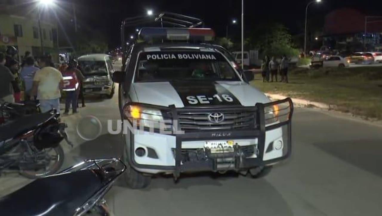 Minibús choca contra una motocicleta y deja una persona con fractura en una pierna