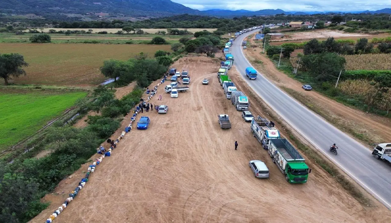 “Las filas son interminables en surtidores”: Siembra de granos a punto de paralizarse por falta de diésel