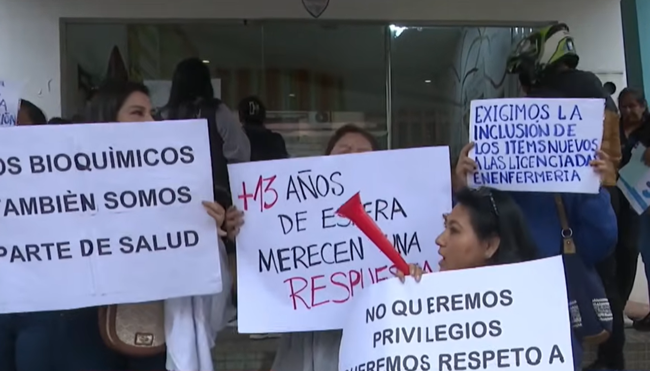 Bioquímicos del Hospital de Niños en Santa Cruz protestan en demanda de ítems y estabilidad laboral
