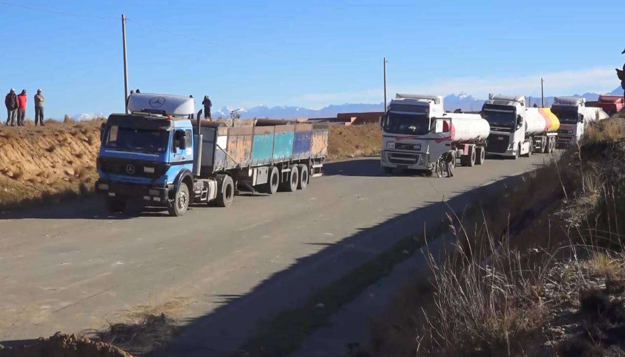 Liberan 100 cisternas paradas en la planta de Senkata tras el desbloqueo de carreteras en La Paz