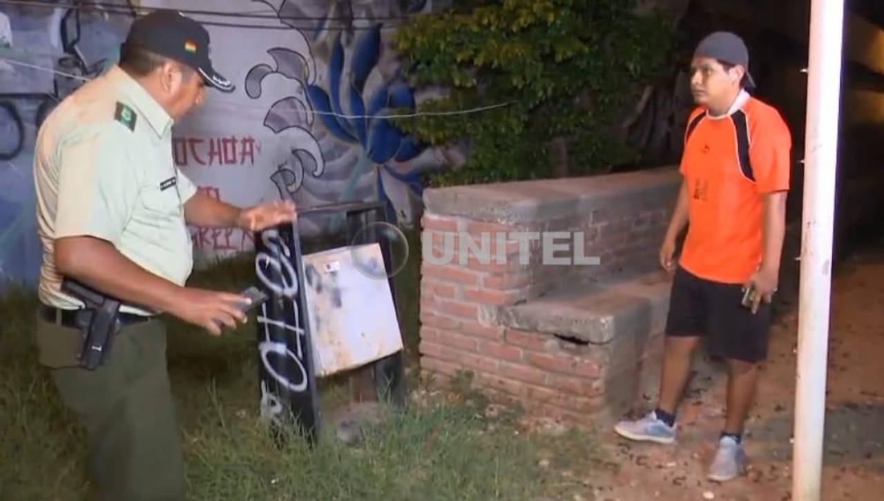 Un vecino encuentra a un recién nacido aún con el cordón umbilical cerca de un basurero