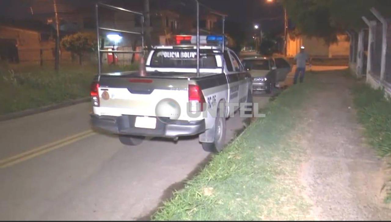 Barrabravas se enfrentan en una cancha, queman una motocicleta y hieren a una persona