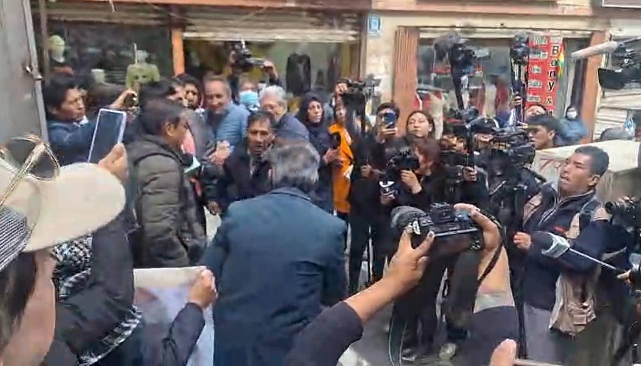 Se registran amagues de enfrentamiento en puertas del juzgado, previo a la audiencia de Camacho y Pumari