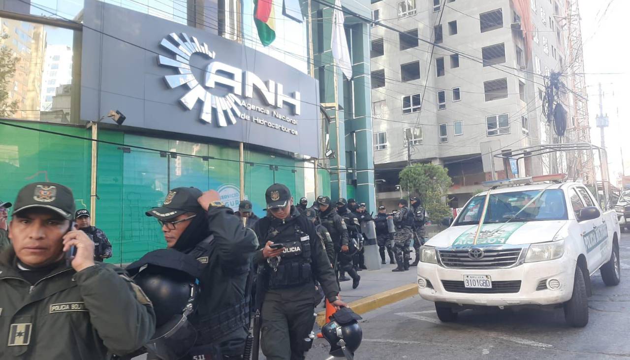 Intervención: Ministros de Hidrocarburos y de Defensa ingresan a oficinas de la ANH en La Paz