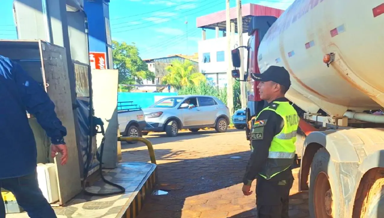 YPFB admite fallas en el abastecimiento de combustible en un departamento y lo atribuye a un paro de la Aduana brasileña