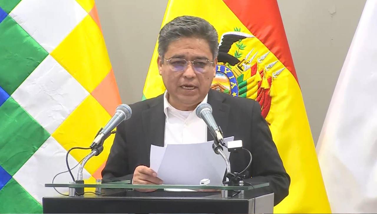 Vocero presidencial denuncia secuestro de trabajadores de YPFB en toma de pozo petrolero en Santa Cruz