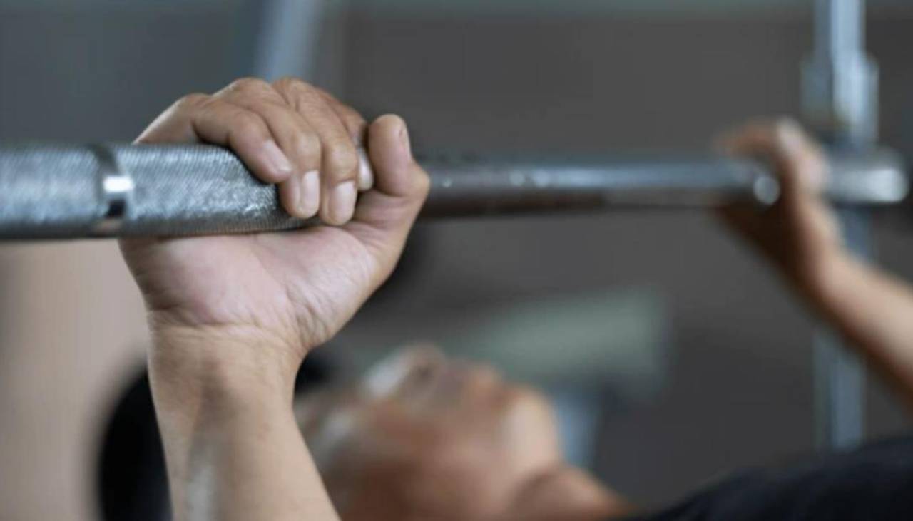 Adolescente sobrevivió a la caída de una pesa de casi 200 kilos que lo golpeó en el pecho