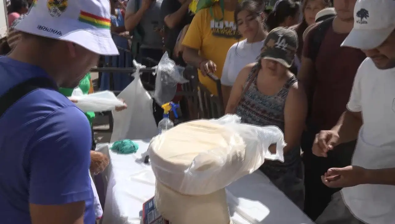Santa Cruz: Familias aprovechan el feriado para abastecerse en la feria instalada en el Cambódromo