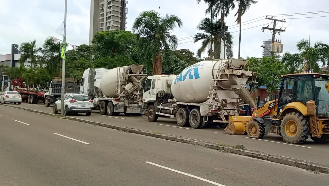Constructores se movilizaron en Santa Cruz exigiendo el reajuste de precios en obras públicas