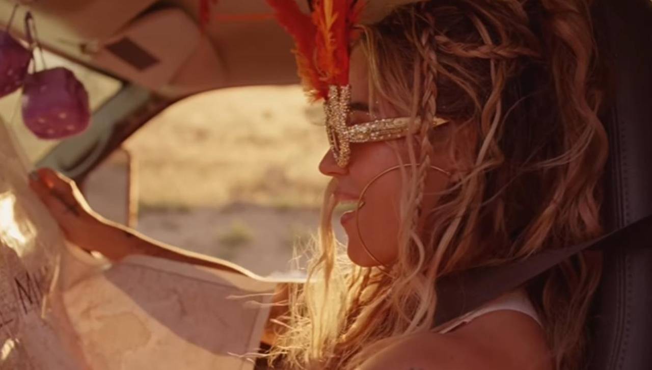 Karol G enciende la emoción de sus fans con su nueva gira “Viajando por el mundo - TropiTour”