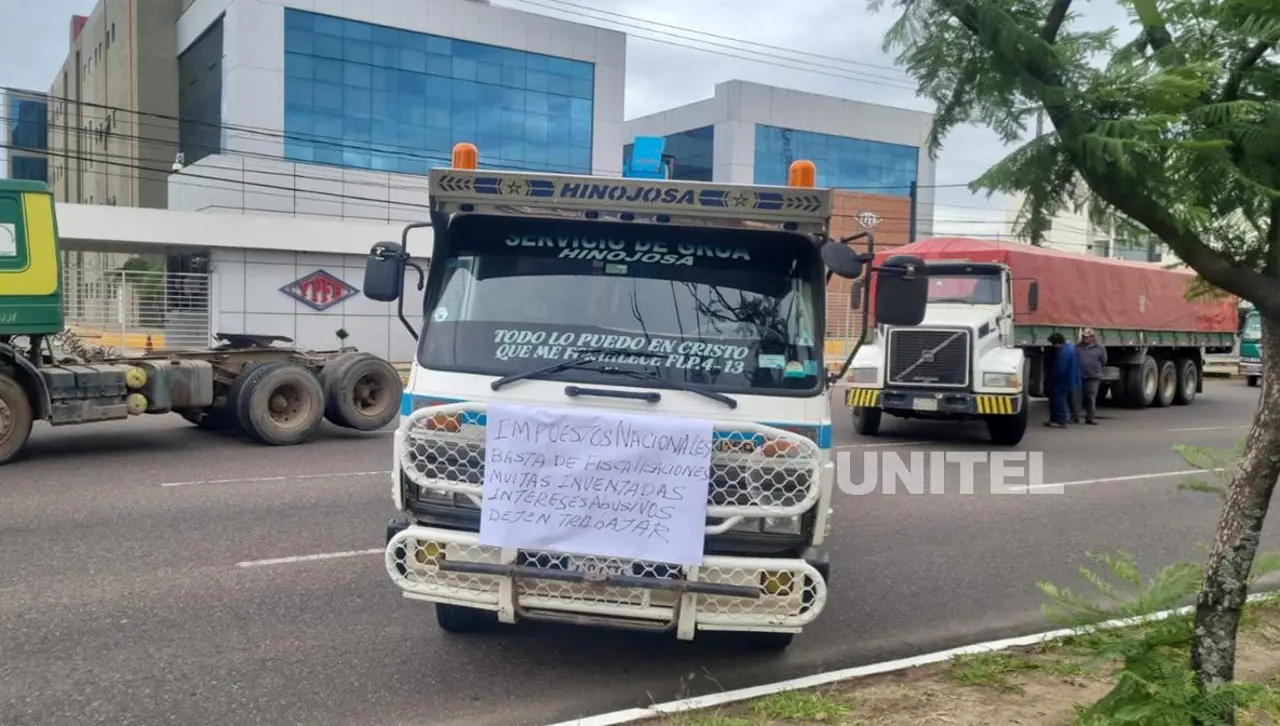 Falta de diésel: Transporte pesado protesta en puertas de YPFB y amenaza con salir a las carreteras