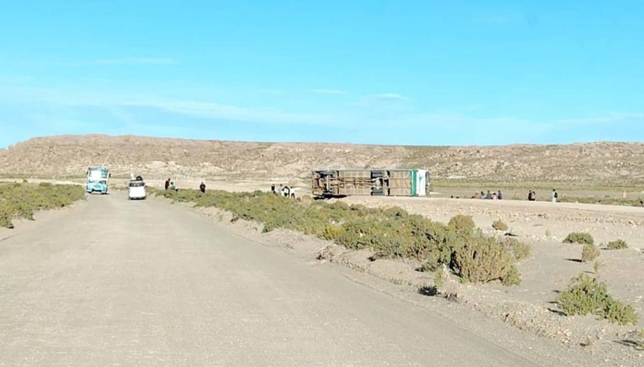 Bus con pasajeros volcó cuando se dirigía a Uyuni; los heridos fueron traslados a centros de salud