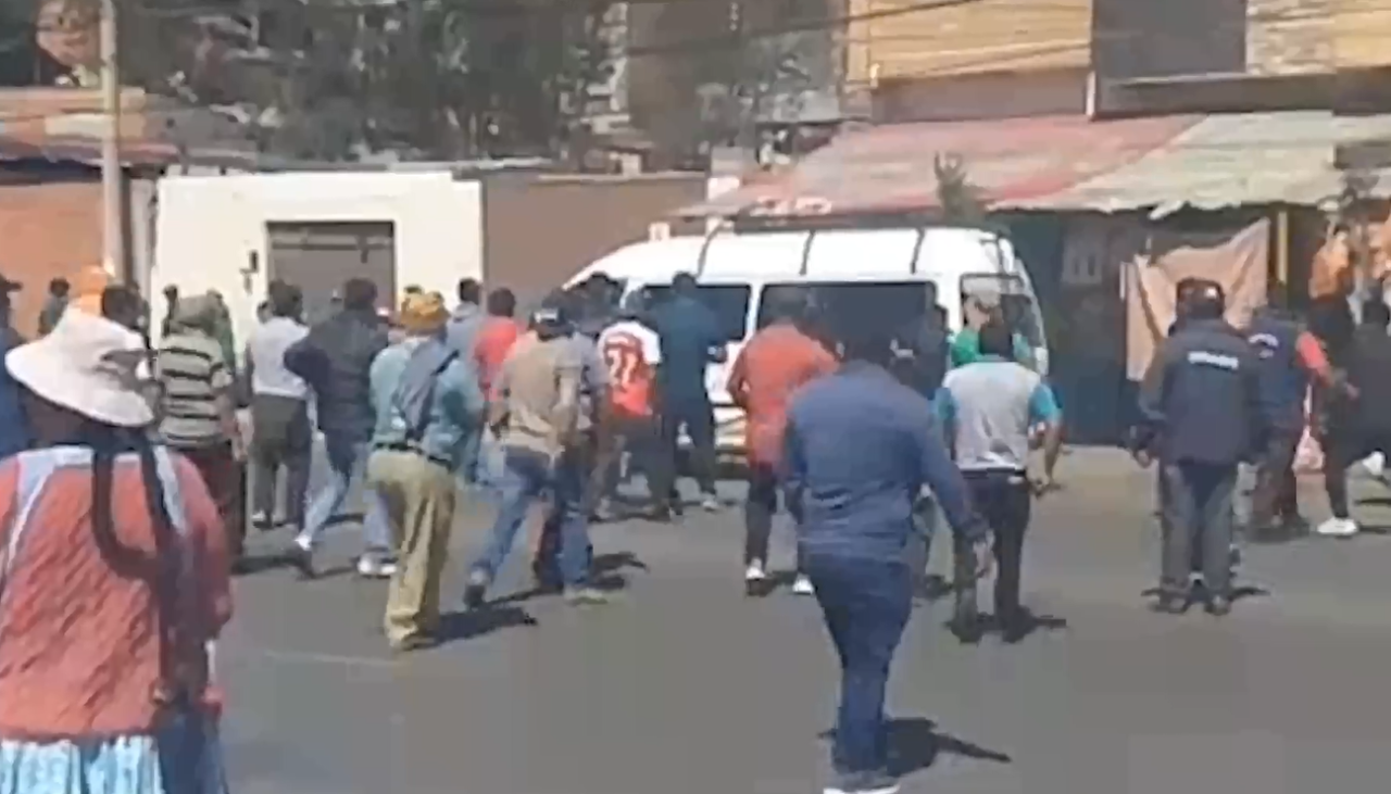 Enfrentamiento entre líneas de transporte termina con varias personas heridas y destrozos