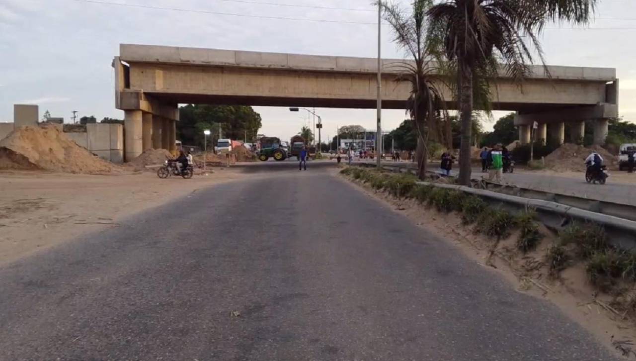 Bloquean carretera al norte para exigir a la Gobernación cruceña trabajos de defensivos