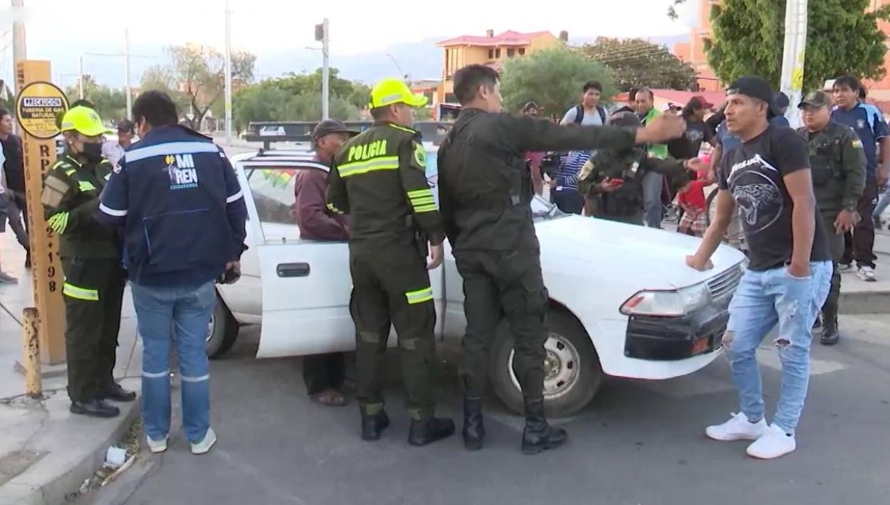 Taxi choca contra un vagón del Tren Metropolitano y deja daños materiales de consideración