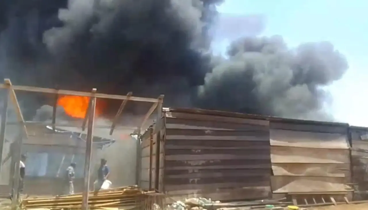 Video: Voraz incendio consume casetas de una feria en Ascensión de Guarayos