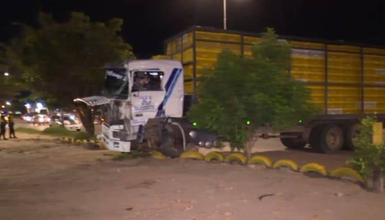 Camión choca contra un poste al tratar de evitar impacto con un vehículo que invadió carril