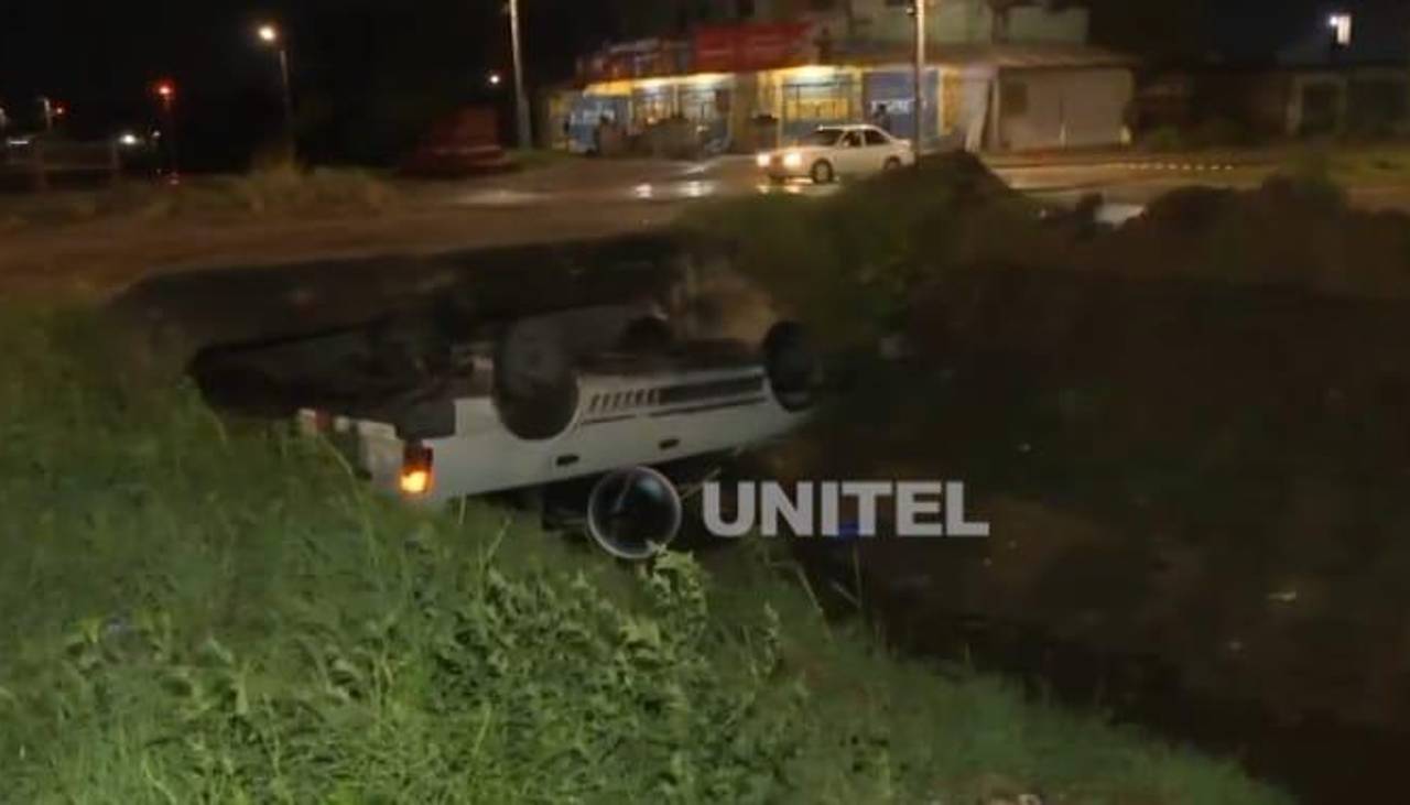 Conductor en presunto estado de ebriedad termina con su auto volcado en el canal de drenaje y se da a la fuga