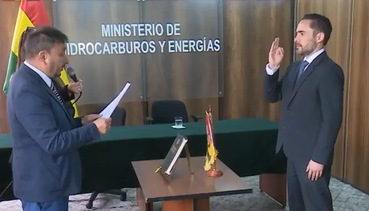 Ministro Medinaceli posesiona a nuevo viceministro de Energías Alternativas