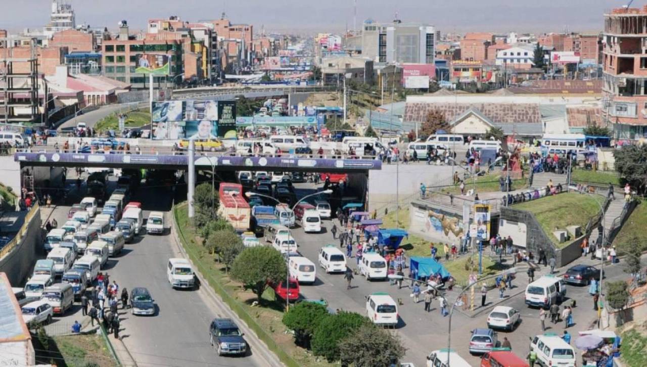 El Alto: Choferes de minibuses se concentrarán en 5 puntos para marchar este miércoles por el alza del pasaje nocturno 