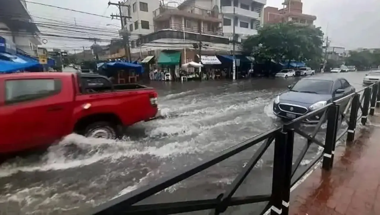 Calles inundadas, falta de micro y riesgo en el tránsito, la lluvia genera perjuicios a la población cruceña