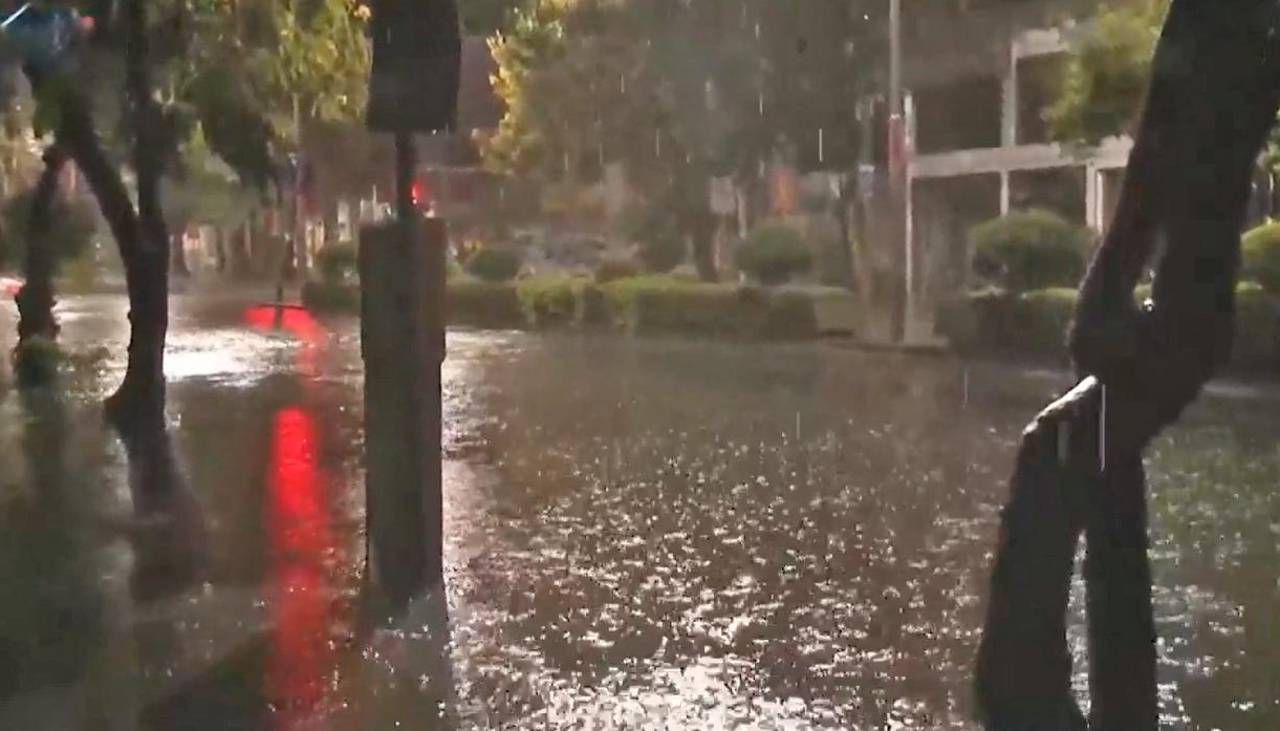 Intensa lluvia en Cochabamba deja varias calles y avenidas inundadas que afectan la transitabilidad