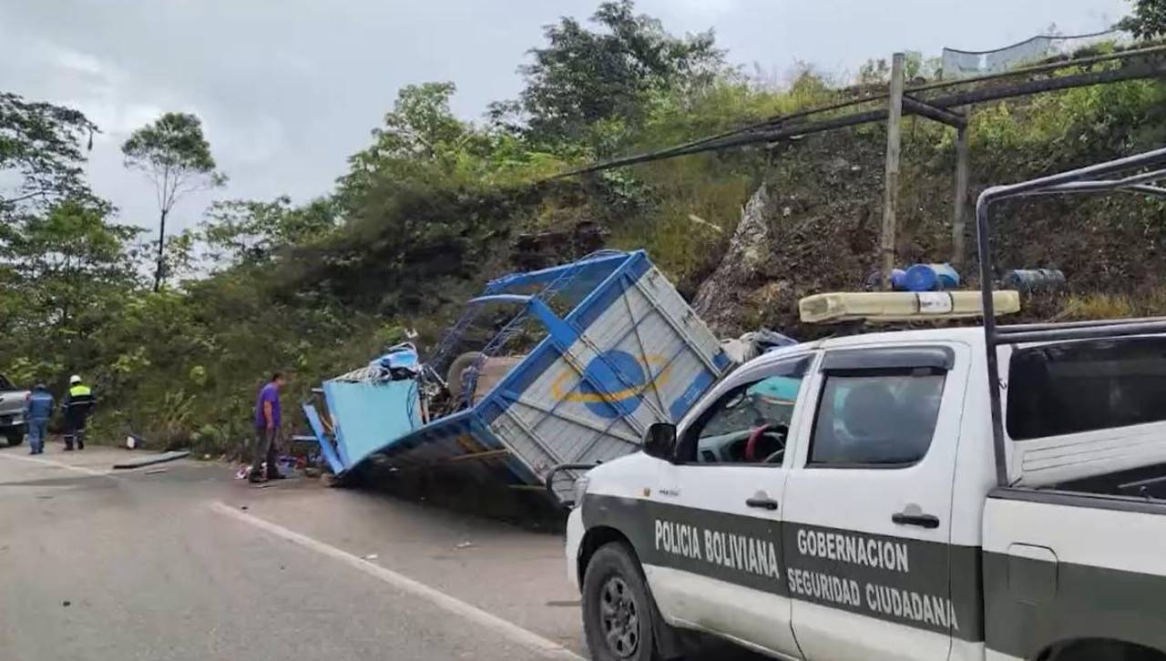 Tres heridos tras el vuelco de un camión que llevaba varios turriles de combustible escondidos entre su carga