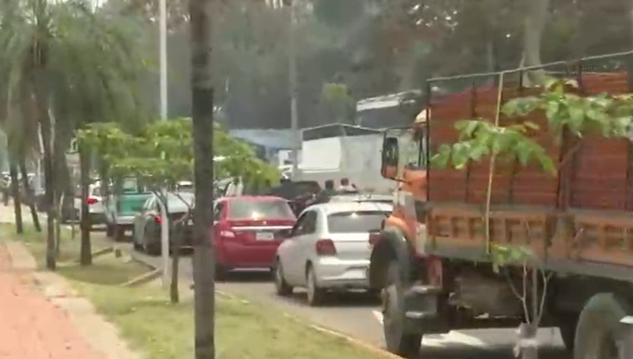 Caos vehicular en el segundo anillo por la protesta de la Uagrm exigiendo presupuesto