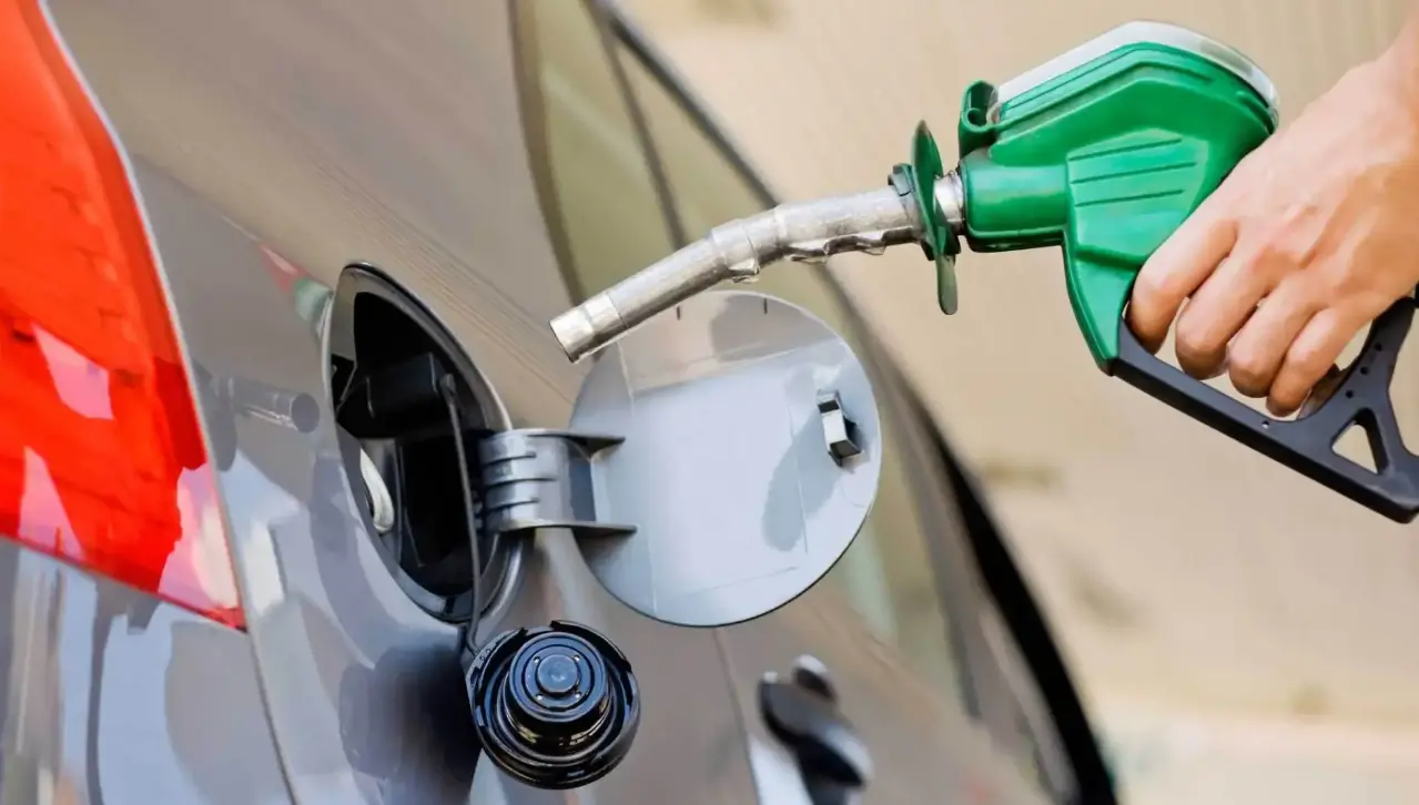 YPFB y vocero presidencial dicen que filas por gasolina se deben a alta demanda por el feriado del 6 de Agosto