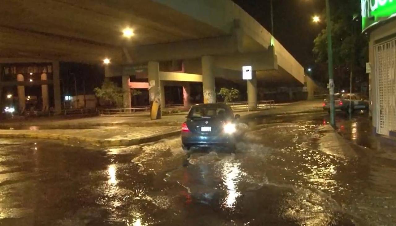 Una intensa lluvia dejó calles anegadas en Cochabamba debido al colapso de alcantarillas