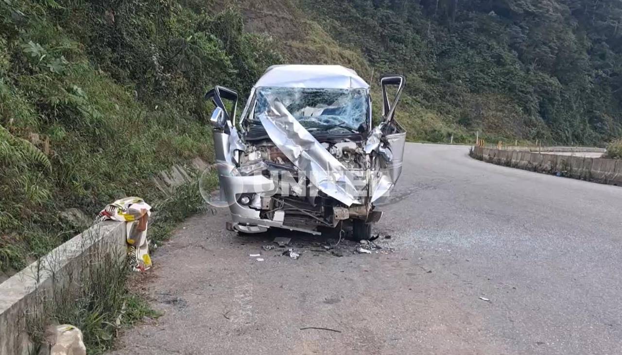 Minibús impacta contra un camión estacionado en la ruta nueva Cochabamba – Santa Cruz