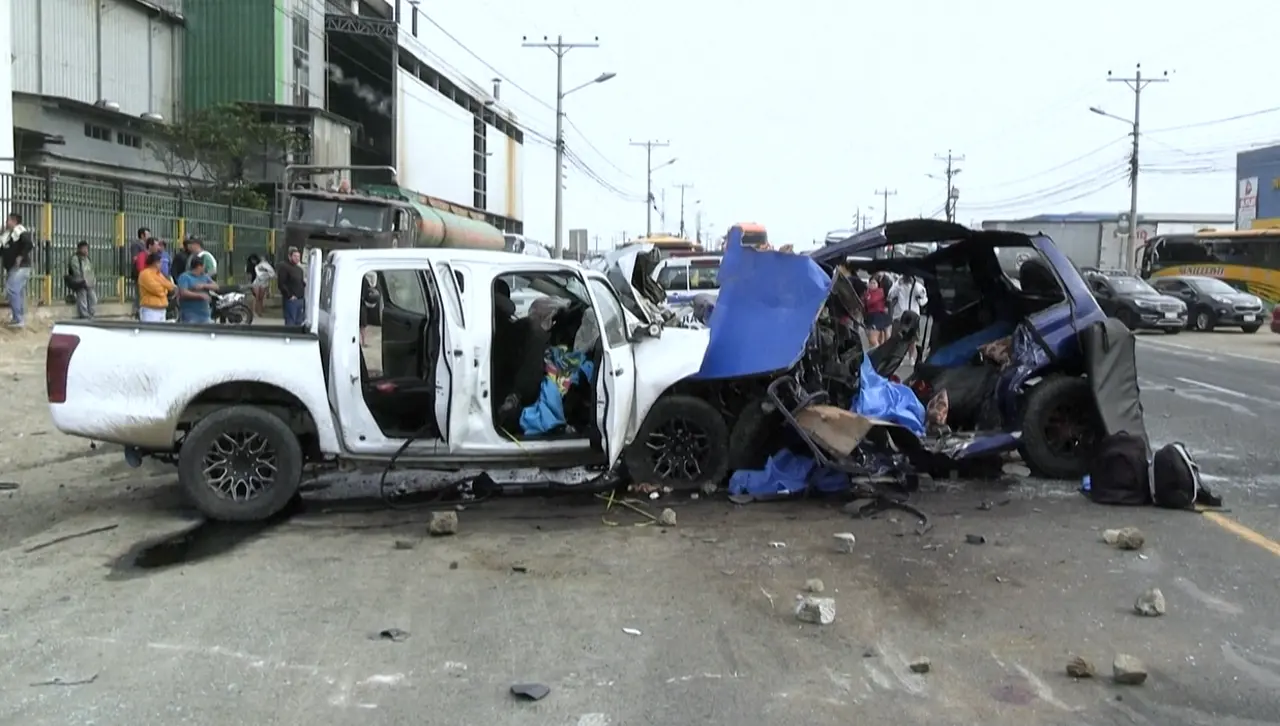 Accidente de tránsito en el oeste de Ecuador deja al menos nueve muertos