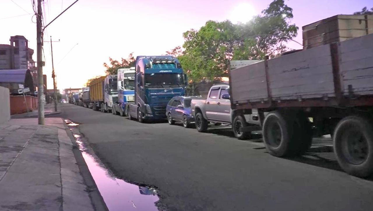 Las extensas filas por diésel continúan en surtidores, mientras sectores se suman al rechazo al DS 5676