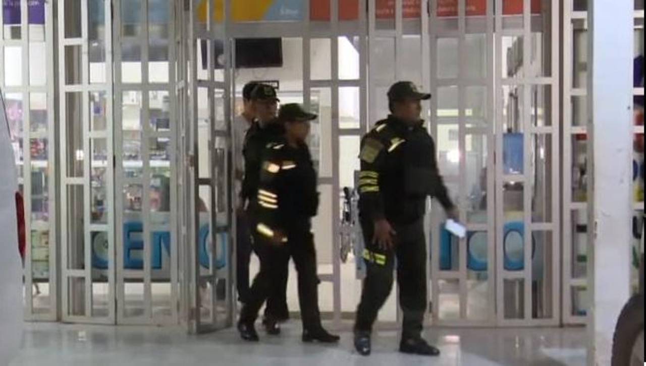 Apuñalan a un joven que vestía una polera de un equipo deportivo cruceño; la víctima falleció