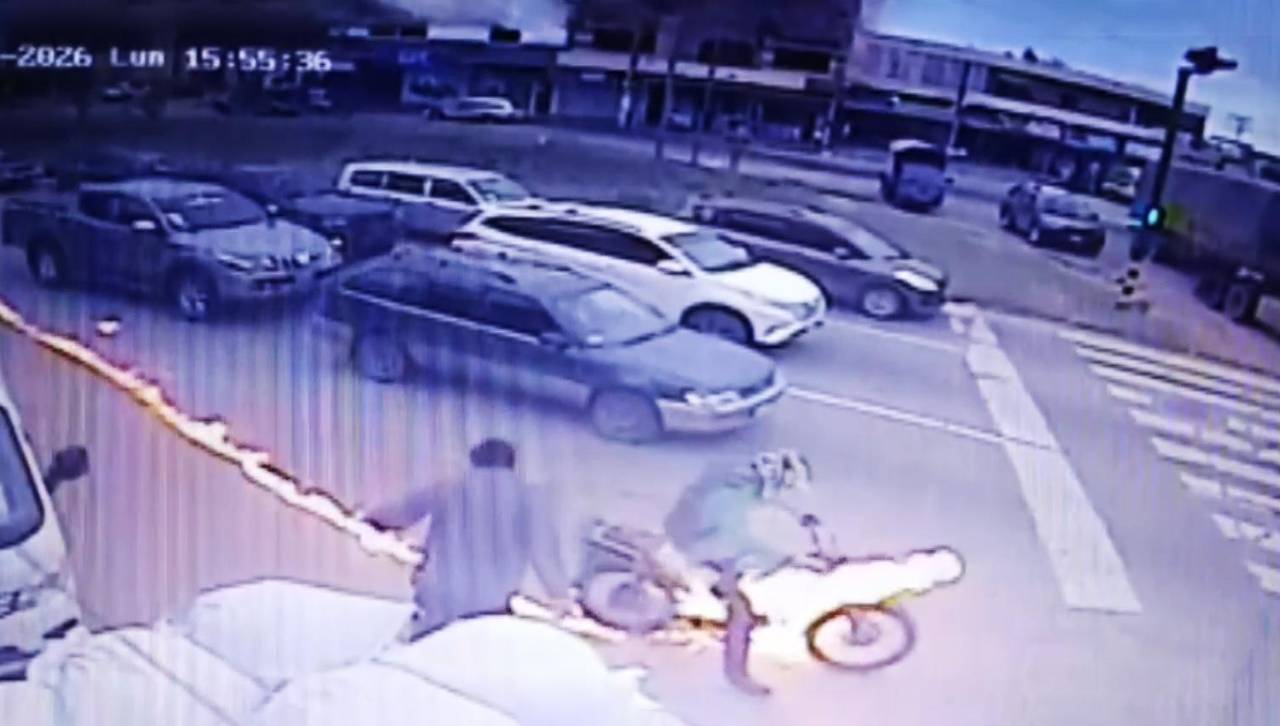 Video impactante: Una moto en movimiento arde con dos personas a bordo
