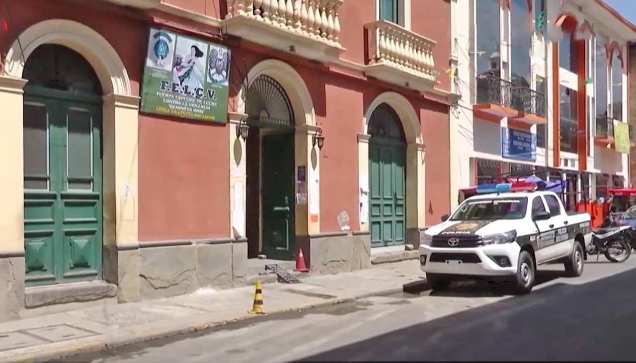 Quisieron simular un accidente, pero se descubrió que la joven sufrió una violenta agresión sexual; dos sujetos están en la mira