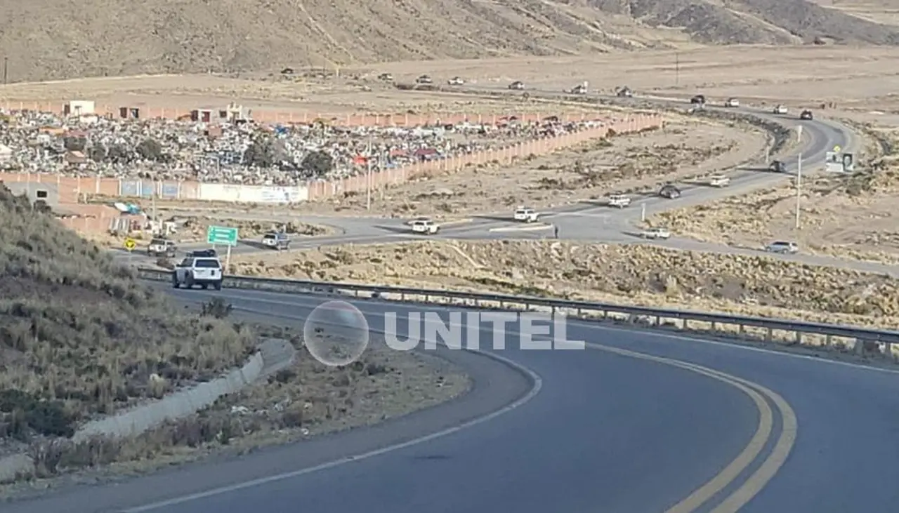 Caravana policial desbloquea Llallagua y se refuerza con efectivos antinarcóticos
