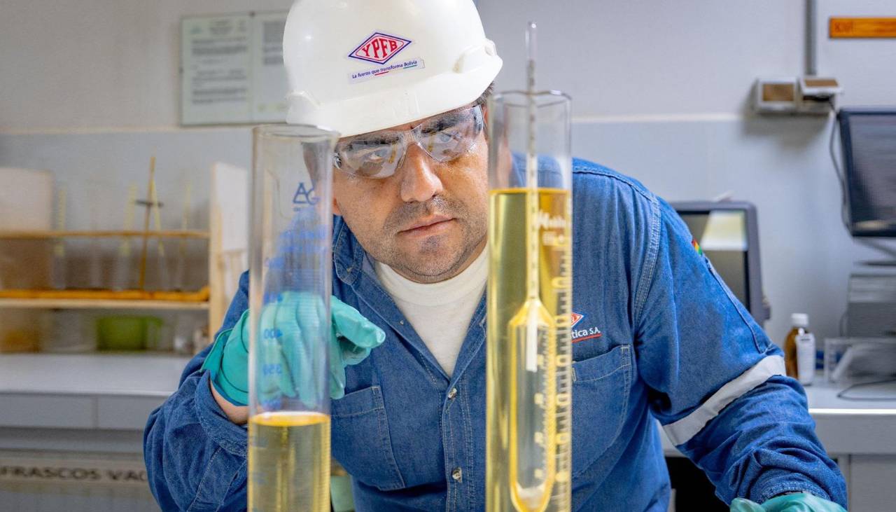 ¿Por qué hay gasolina de diferentes colores en Bolivia? Esto explica YPFB